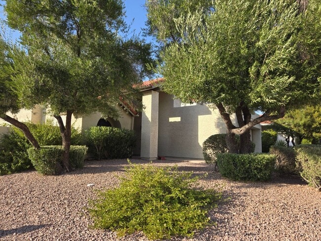 Building Photo - 11246 E Poinsettia Dr
