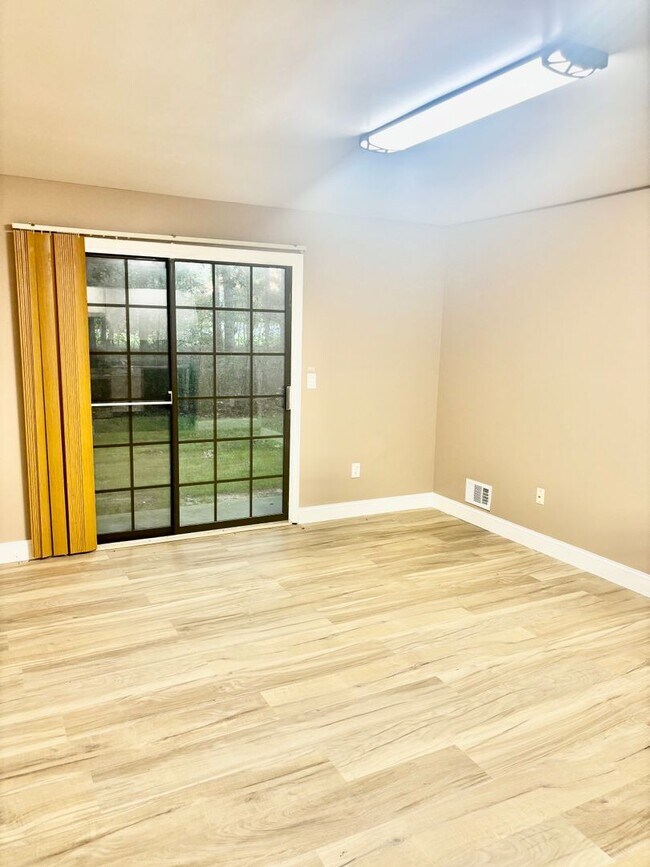 Foto del edificio - 2 Bedroom, 1 Bathroom Newly Renovated Cond...