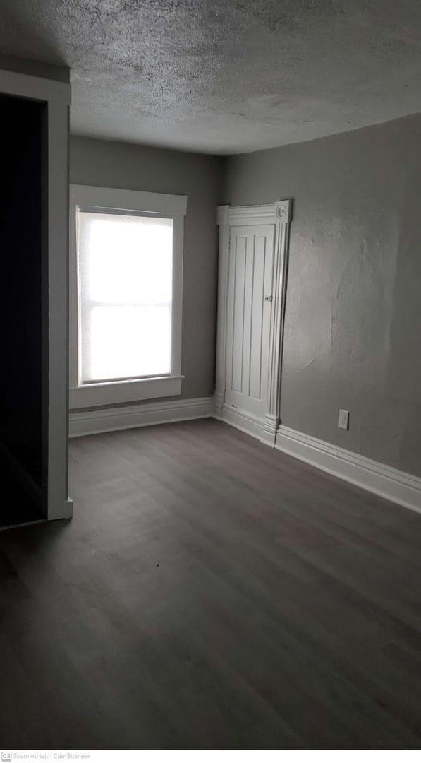 Building Photo - Freshly renovated and ready for move in!  ...
