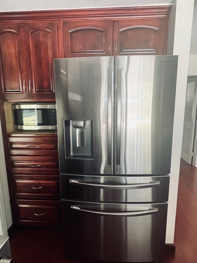 Stainless Steel Appliances - 5342 Robinwood Rd