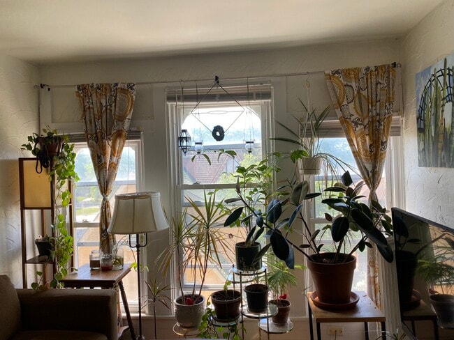 Building Photo - 3281 N Oakland Ave