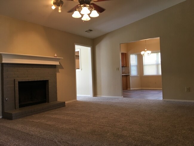 Building Photo - 10050 Southridge Dr