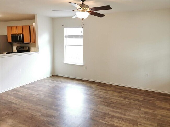 Foto del edificio - 12100 Briarcreek Loop