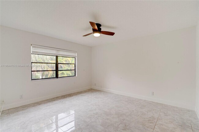 Foto del edificio - 136 S Cypress Rd