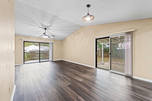 Foto del edificio - 208 Bartonwood Ct