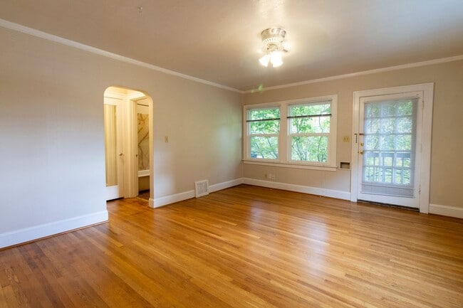Building Photo - Bright One Bedroom Unit in Fourplex with V...