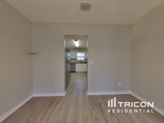 Building Photo - 641 Custer Cir