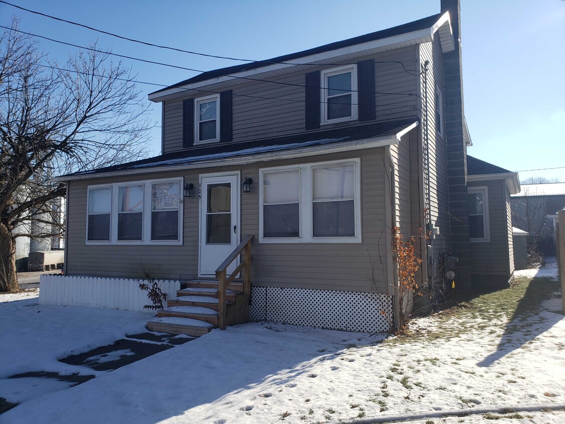 105 Johnson St SE, Caledonia, MI 49316 House Rental in Caledonia, MI
