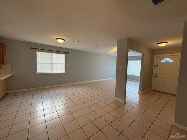 Building Photo - 12 W Business 83
