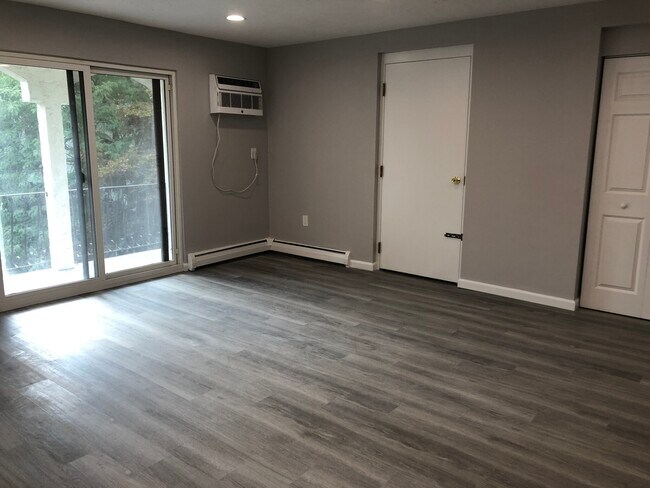 Building Photo - 210 Fellsview Ter