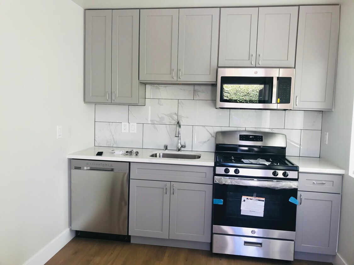 Kitchen - 11546 Segrell Way (Culver City, CA)