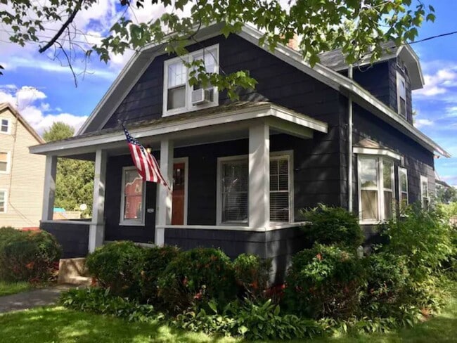 Building Photo - 319 Bridge St