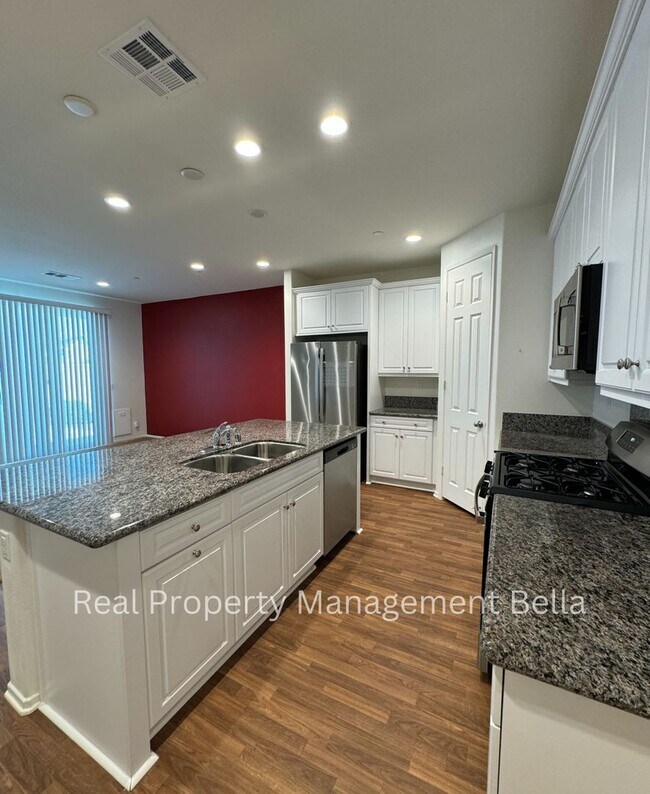 Foto del edificio - Beautiful Corner-Lot Home with Open Floor ...