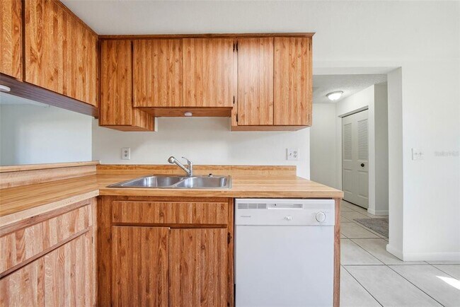 Foto del edificio - 2131 Ridge Rd S