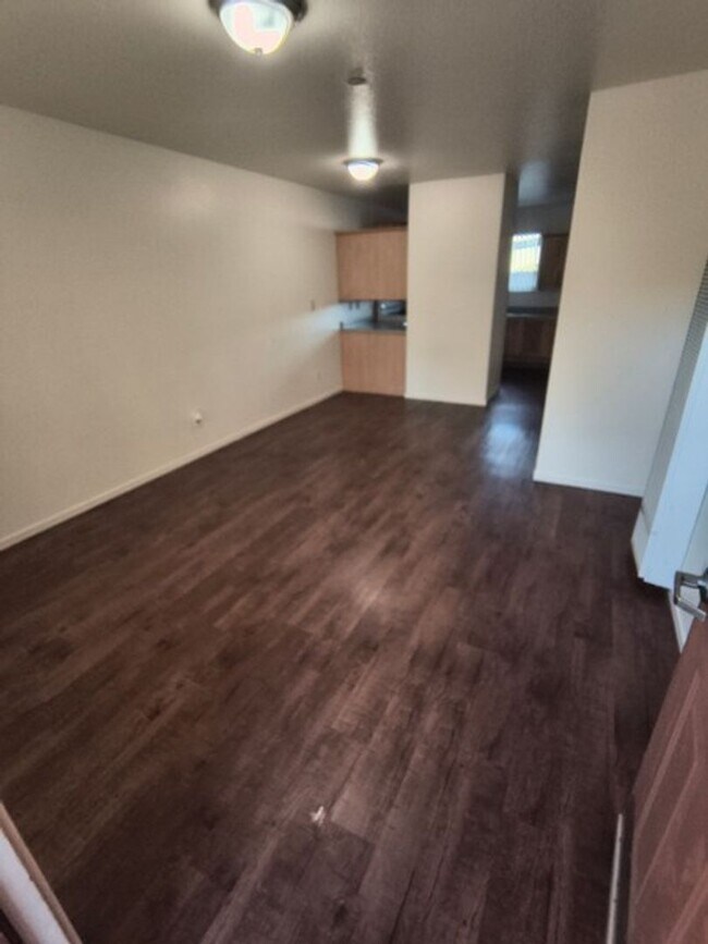 Building Photo - 504 S Oakley Ave