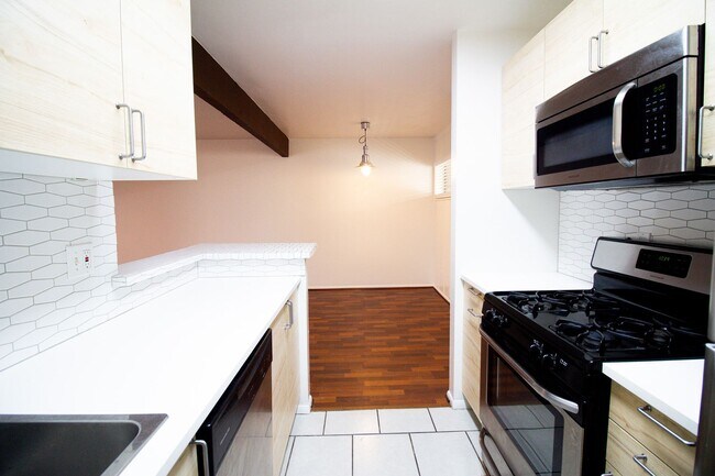 Foto del edificio - Gated Community 1 Bedroom — All Utilities Paid | First 4 Weeks Free