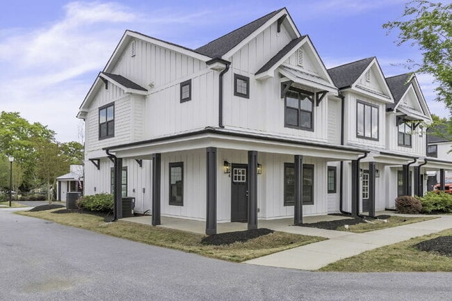 Building Photo - Charming 3-Bed, 2.5-Bath Townhouse Gem in ...