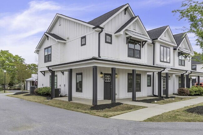 Foto del edificio - Charming 3-Bed, 2.5-Bath Townhouse Gem in ...