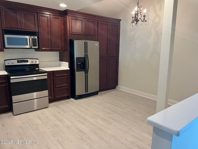 Building Photo - 3948 MEADOWVIEW Dr