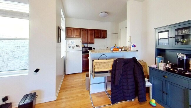 Building Photo - 1307 W Addison St