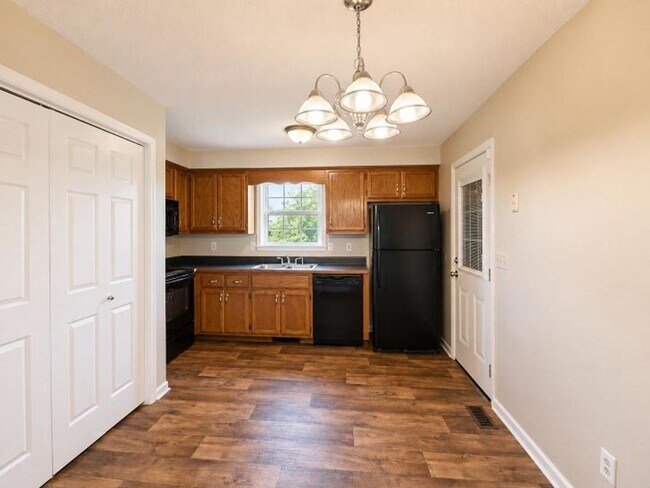 Building Photo - $1250 - 3 Bedroom 1.5 Bath Ranch Home