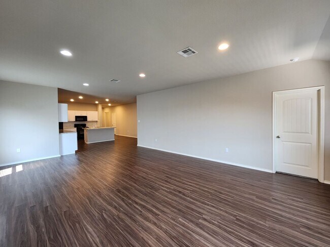 Foto del edificio - 4/2/2 Home in Heather Glen/ Fridge / Gas Cooking / Covered Back Patio / Fenced in Yard / CISD