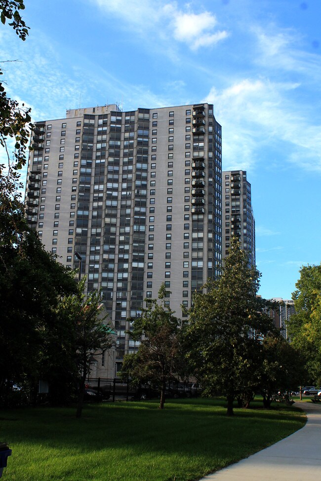 Building Photo - 5701 N Sheridan Rd