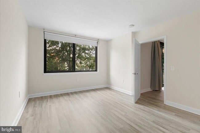Foto del edificio - 2451 Midtown Ave