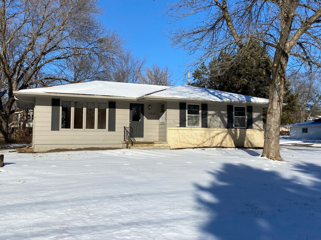 5425 NW 66th Ave, Johnston, IA 50131 House Rental in Johnston, IA