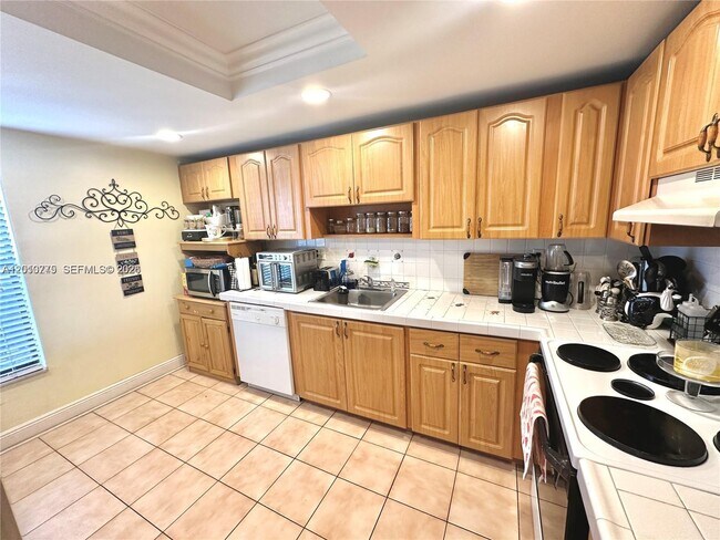 Building Photo - 7361 SW 26th Ct