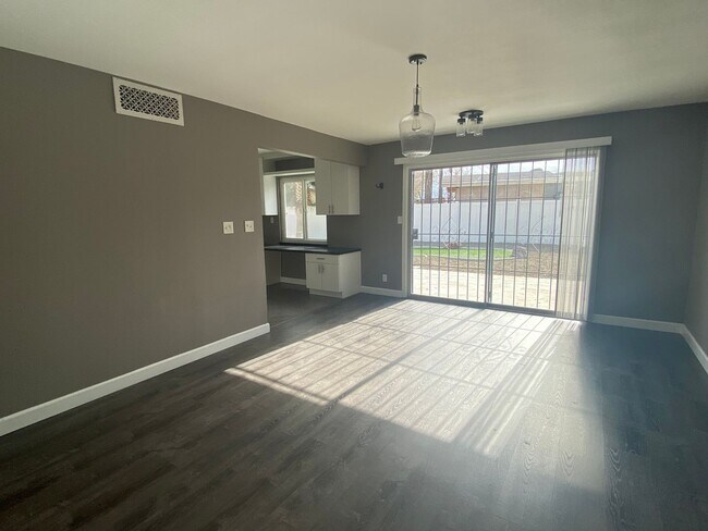 Building Photo - GORGEOUS 3 bedroom, 1,374sf single story home