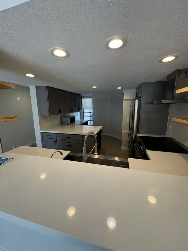 Foto del edificio - $300 off first months rent!  2 Bedroom wit...