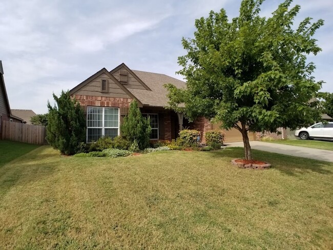 Building Photo - 3 Bed | 2 Bath in Jenks!