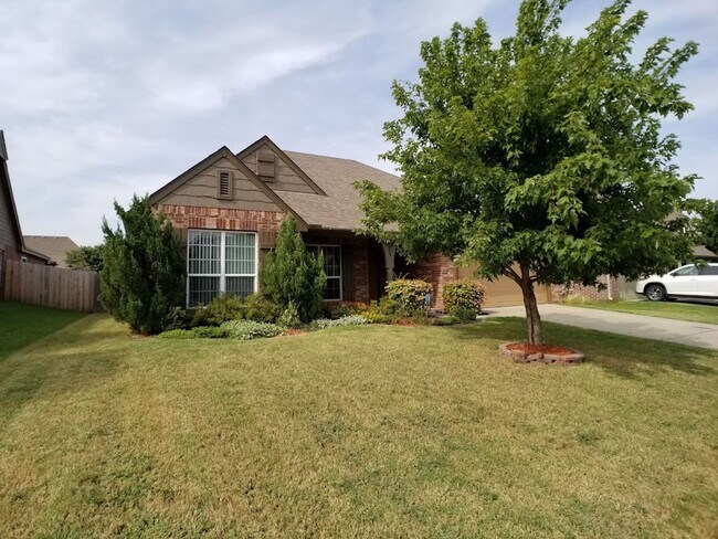 Foto del edificio - 3 Bed | 2 Bath in Jenks!