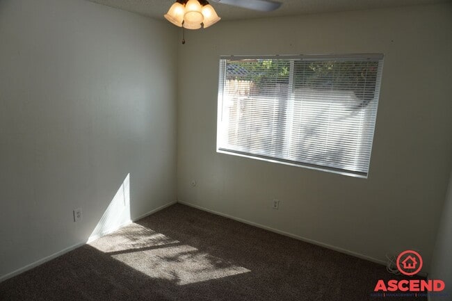 Building Photo - Duplex in Southwest Bakersfield!