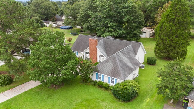 Building Photo - 221 Forest Oaks Dr