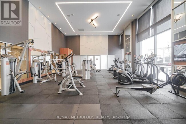 Photo du bâtiment - 255 Village Green Square