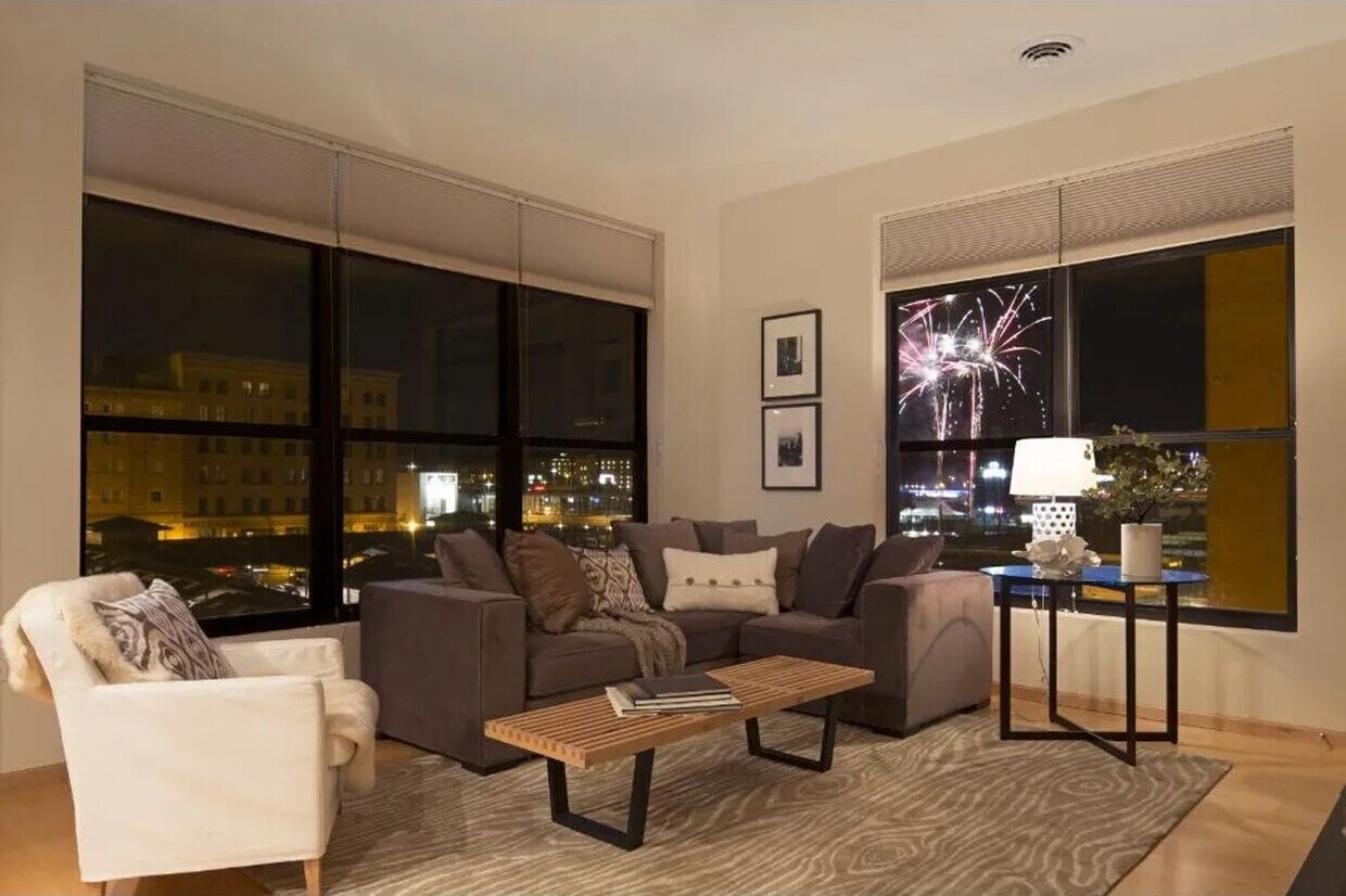 Foto principal - Absolutely Gorgeous 2 BR, 2 BA Condo Just ...