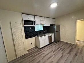 Building Photo - 416 Cromwell Ave SW
