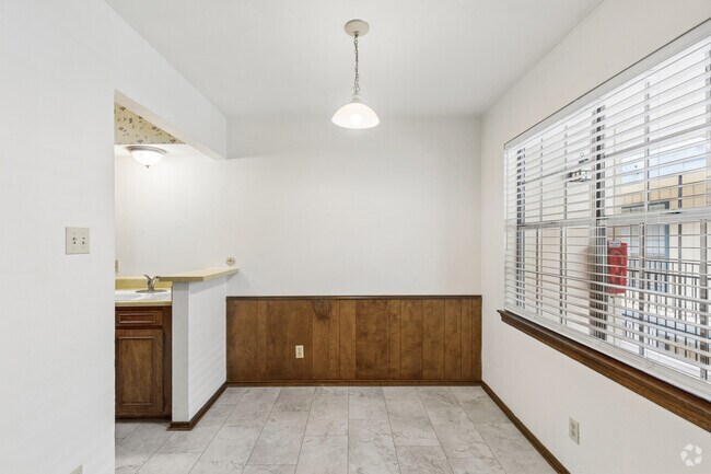 1BR, 1BA - 760SF - Dining Room - Franciscan Apartments