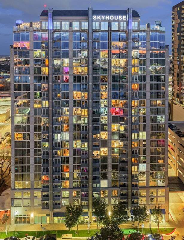 Viviendas en edificios de gran altura en el popular barrio de Rainey Street de Austin - SkyHouse Austin