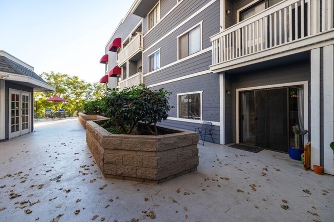 Building Photo - 1BD 1BA Condo with Parking Garage - Locate...
