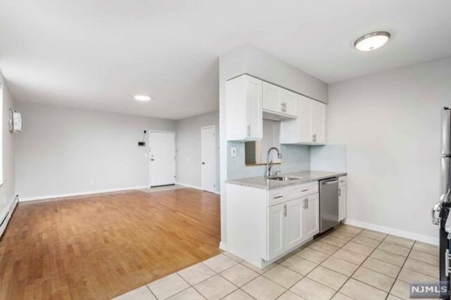 Building Photo - 260 Undercliff Ave