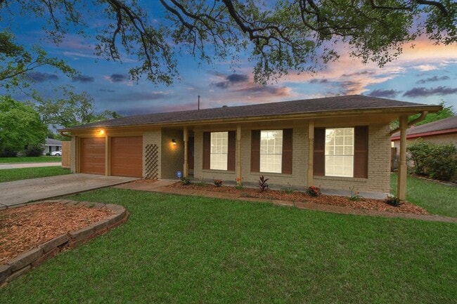 Building Photo - 9422 Val Verde St