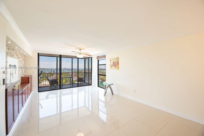 Foto del edificio - 2500 NE 135th St