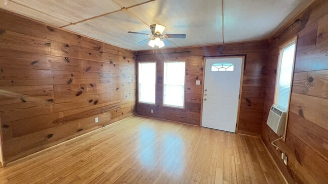 Building Photo - 2716 Deer St