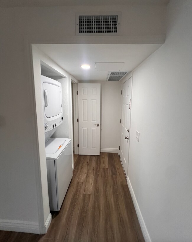 Building Photo - Modern 2-Bedroom Apartment in Gated Van Nu...