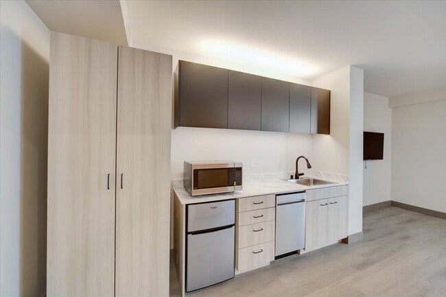 Interior Photo - 145 Leavenworth St