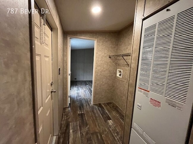 Building Photo - 787 N Bever Dr