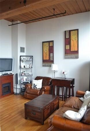 Foto del edificio - 320 W 2nd St
